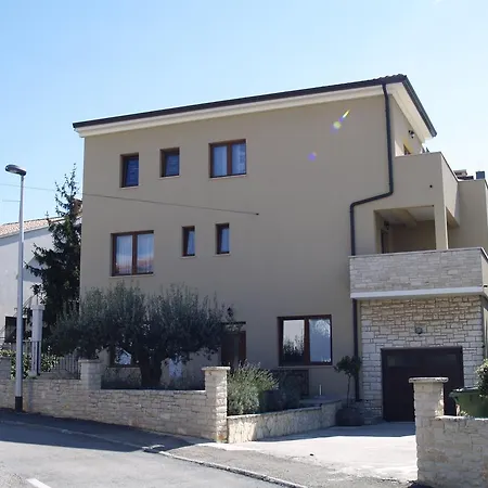 Pauletic Apartment *